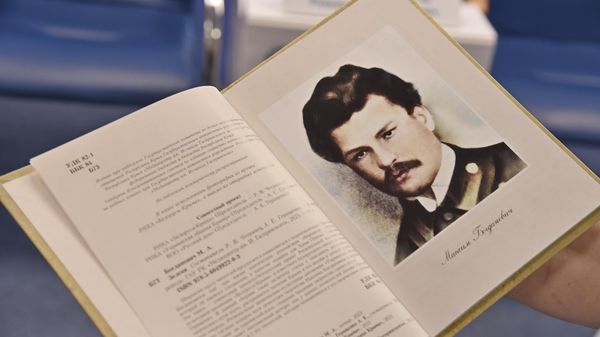 Книга классика белорусской литературы, писателя, поэта и переводчика Максима Богдановича Зеленя