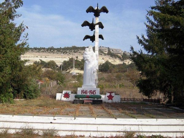 Памятник с летящими журавлями в селе Красный Мак Бахчисарайского района