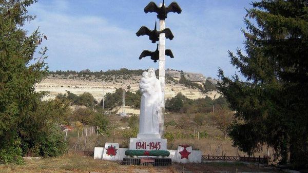 Памятник с летящими журавлями в селе Красный Мак Бахчисарайского района