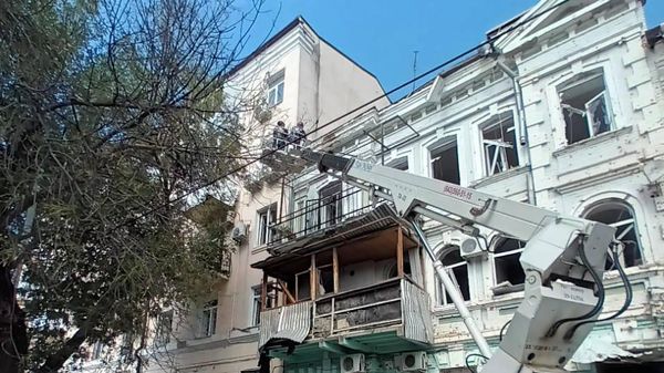 В Ростове-на-Дону спасатели ликвидируют последствия после падения беспилотника В Ростове-на-Дону спасатели ликвидируют последствия после падения беспилотника