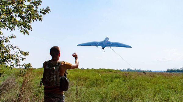Солдат ВСУ запускает беспилотник в зоне спецоперации