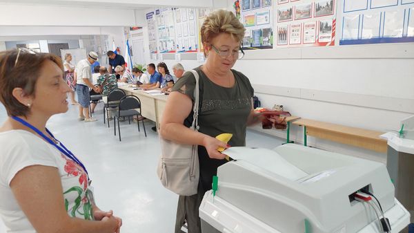 Женщина на избирательном учаске в Крыму на довыборах депутата Госдумы восьмого созыва по Симферопольскому одномандатному избирательному округу №19