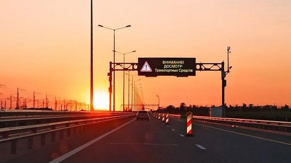 Автомобили на подъезде к Крымскому мосту со стороны Краснодарского края