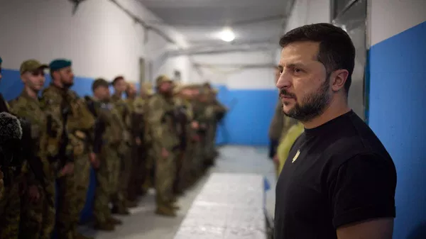 Президент Украины Владимир Зеленский перед военными ВСУ
