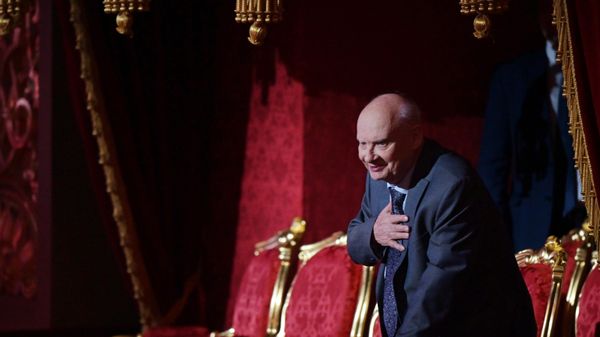 Супруг и соавтор народной артистки СССР, композитора Александры Пахмутовой поэт-песенник Николай Добронравов