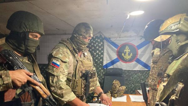 Бойцы 810-й гвардейской бригады морской пехоты проходят инструктаж в штабе на линии боевого соприкосновения в селе Работино Запорожской области.