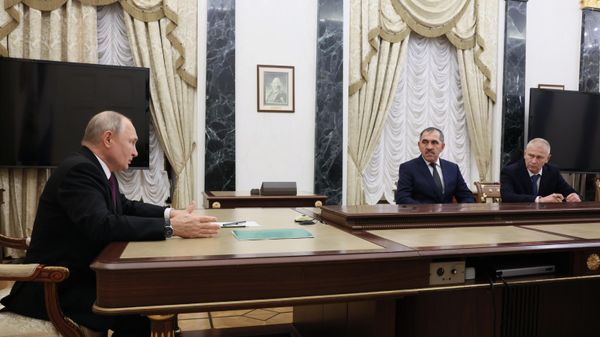 Президент РФ В. Путин провел встречу с Ю.-Б. Евкуровым и А. Трошевым