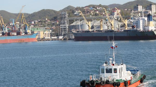 Вид на морской порт Туапсе