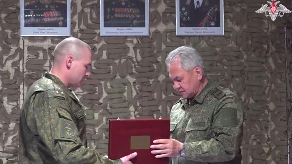 Шойгу вручил медали Золотая Звезда командирам двух бригад морской пехоты