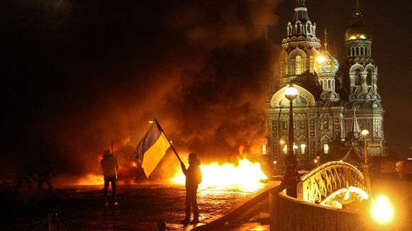 Активист с флагом Украины перед церковью