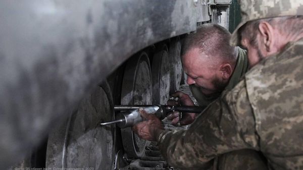 Бойцы ВСУ ремонтируют боевую технику