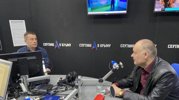Максим Грознов и Олег Романько в студии радио Спутник в Крыму 