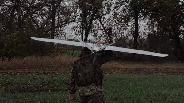 Солдат ВСУ готовится к запуску беспилотника