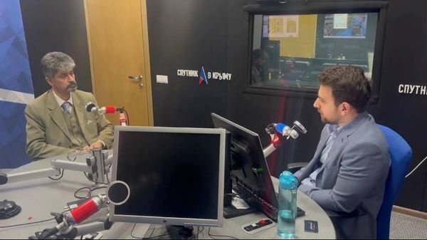Леонид Рудяков и Владимир Джаралла в студии радио Спутник в Крыму