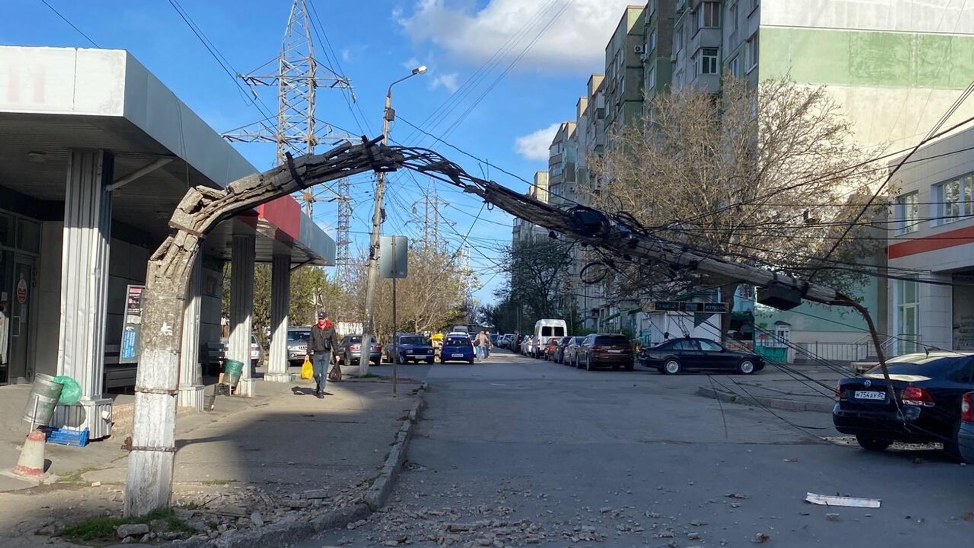 В Симферополе ветер гнет столбы - РИА Новости, 1920, 12.11.2023