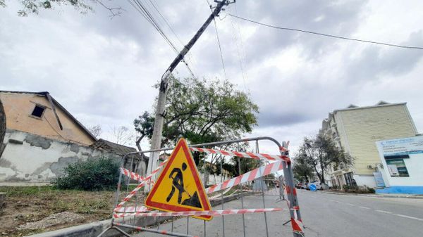 В Евпатории ветром разрушило несколько опор освещения