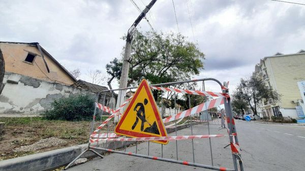 В Евпатории ветром разрушило несколько опор освещения