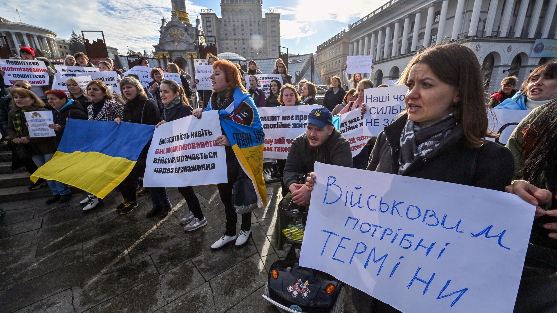 Родственники украинских военнослужащих держат плакаты с требованием их демобилизации - РИА Новости, 1920, 13.11.2023