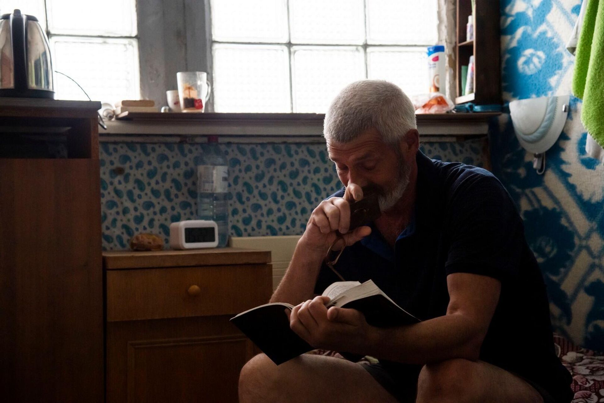 Один из постояльцев приюта для бездомных читает книгу в часы досуга - РИА Новости, 1920, 14.11.2023