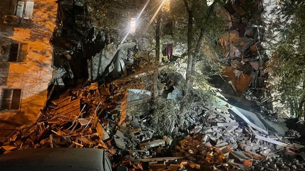  В Астрахани на площади Привокзальной обрушилась часть дома. 