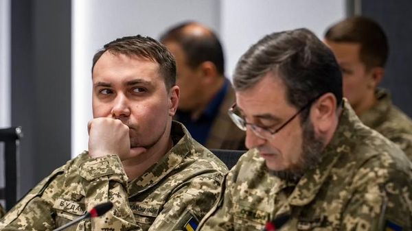 Глава ГУР Минобороны Кирилл Буданов (в центре)