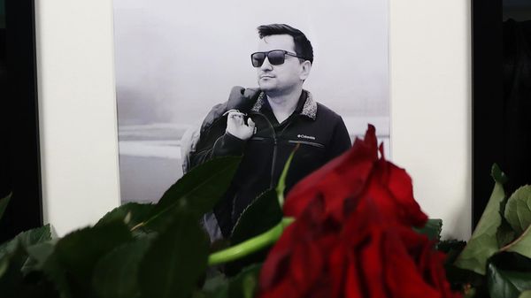 Цветы в память о погибшем корреспонденте ВГТРК Борисе Максудове