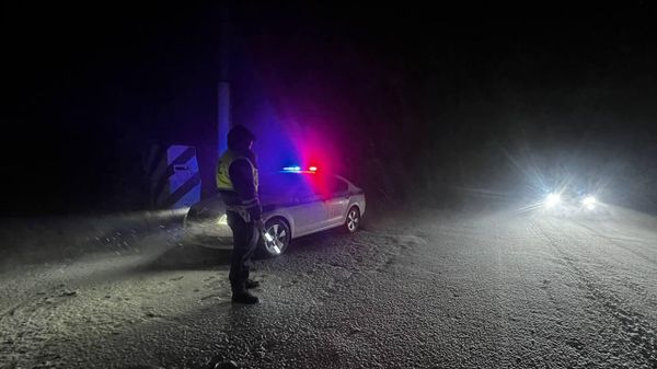 Сотрудники ГИБДД на участке дороги в районе Ангарского перевала