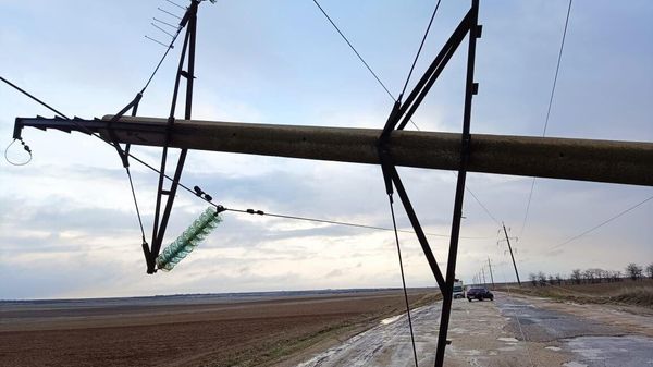 Упавшие от ураганного ветра опоры ЛЭП в Крыму