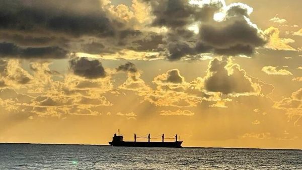 Корабль в море Корабль в море