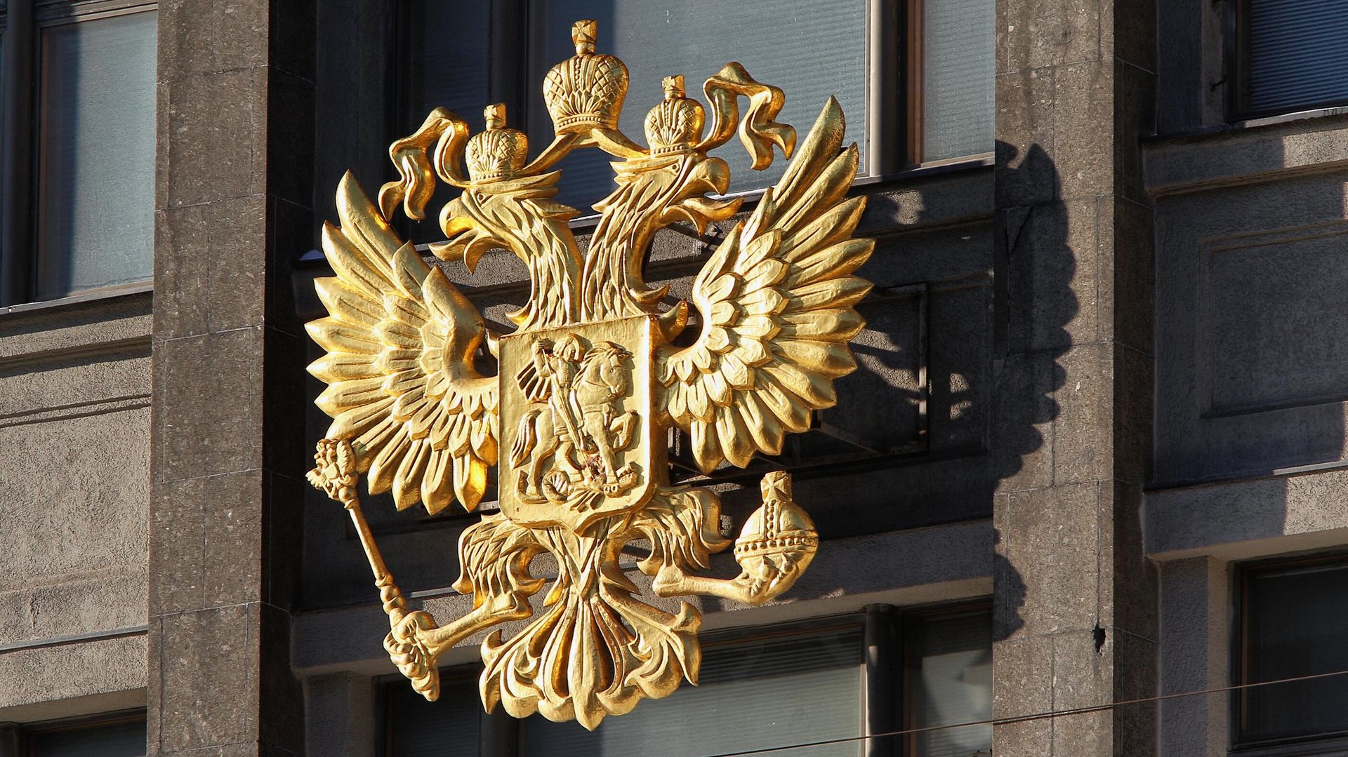 Герб на здании Государственной Думы РФ - РИА Новости, 1920, 04.04.2026