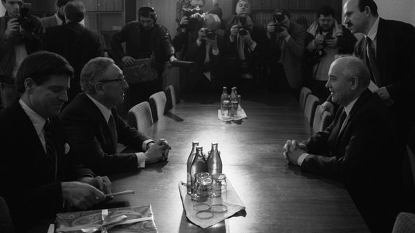 Эксперт в области международных отношений Генри Киссинджер и президент Международного Фонда социально-экономических и политологических исследований (Горбачев-Фонд) Михаил Горбачев за столом переговоров