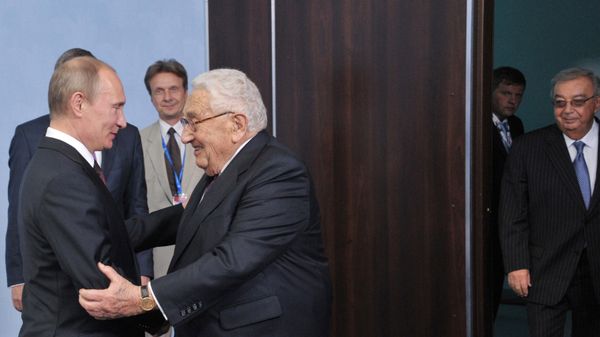 Президент России Владимир Путин и экс-госсекретарь США Генри Киссинджер. 2012 год