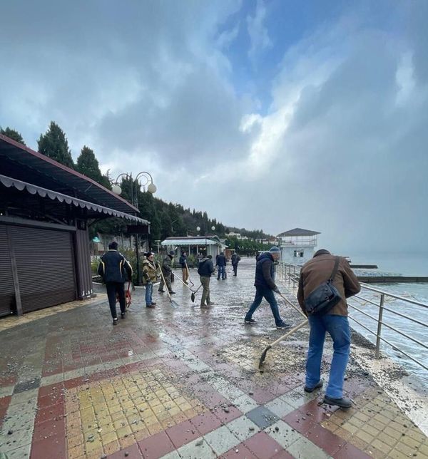 В Алуште набережные повредило штормом и засыпало пляжной галькой