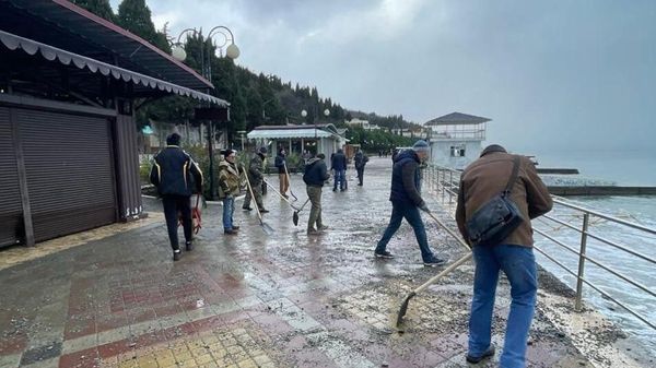 В Алуште набережные повредило штормом и засыпало пляжной галькой