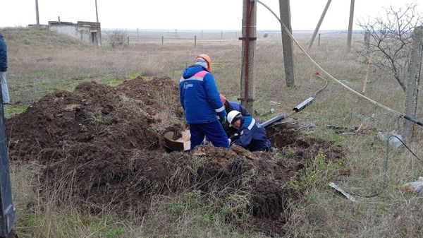 Сотрудники Крымэнерго продолжает устранять последствия мощного урагана