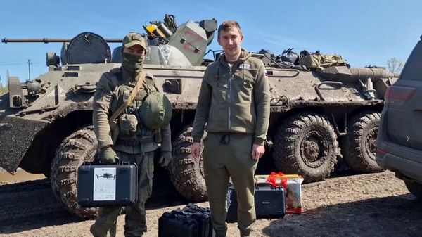 Гроссмейстер Сергей Карякин передает участникам СВО квадрокоптеры