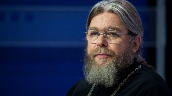 Митрополит Симферопольский и Крымский Тихон во время презентации своей книги Гибель империи. Российский урок