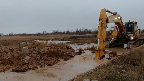 В селе Прибрежное Сакского района Крыма роют каналы для отвода воды