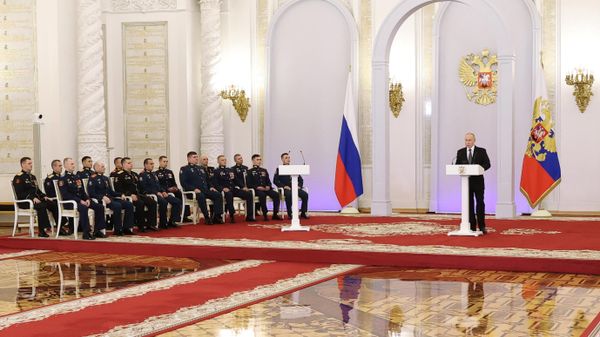 Президент РФ В. Путин вручил Героям России медали Золотая Звезда