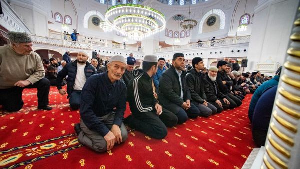 В Соборной мечети Симферополя проходит первый намаз