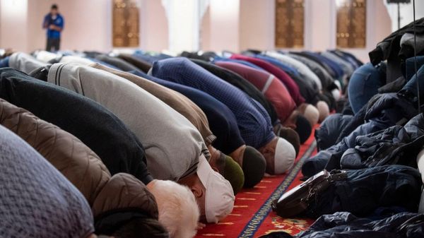 В Соборной мечети Симферополя проходит первый намаз