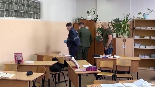 Сотрудники Следственного комитета РФ работают в гимназии №5 в Брянске, где восьмиклассница устроила стрельбу