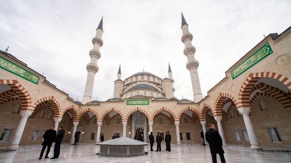 
В Соборной мечети Симферополя проходит первый намаз