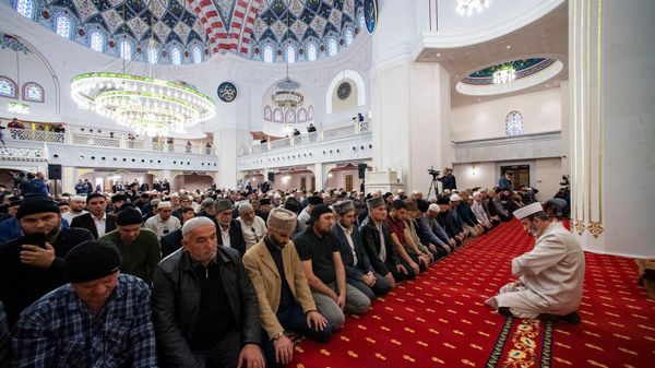 
В Соборной мечети Симферополя проходит первый намаз