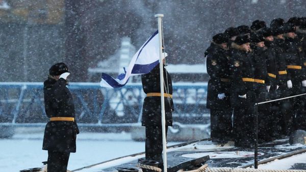 Военные моряки на атомном подводном крейсере Император Александр III