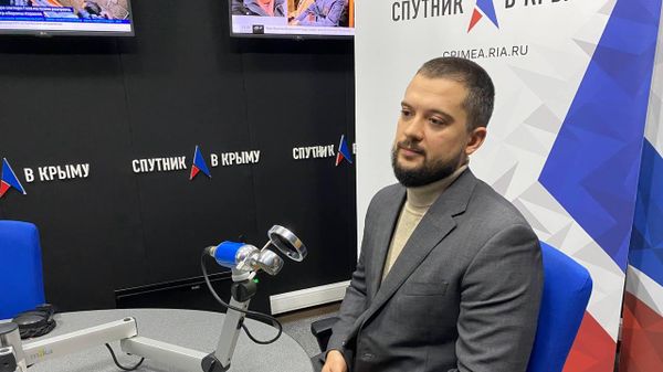 Анатолий Заиченко в студии радио Спутник в Крыму