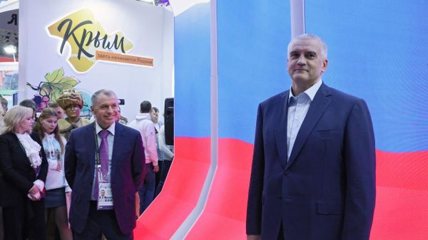 Глава Крыма Сергей Аксенов и председатель Госсовета республики Владимир Константинов на площадке Международной выставки-форума Россия