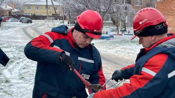 Энергетики восстанавливают электроснабжение в Ростовской области