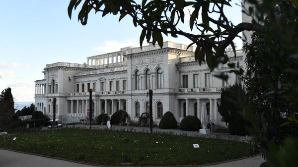Белый бал в Ливадийском дворце в Крыму Белый бал в Ливадийском дворце в Крыму