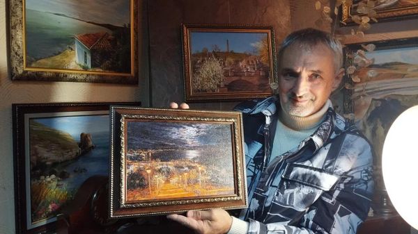 Художник Михаил Шуринов со своей работой